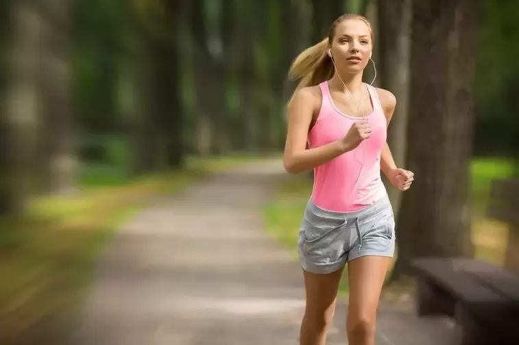 Lány fut, hogy lefogy